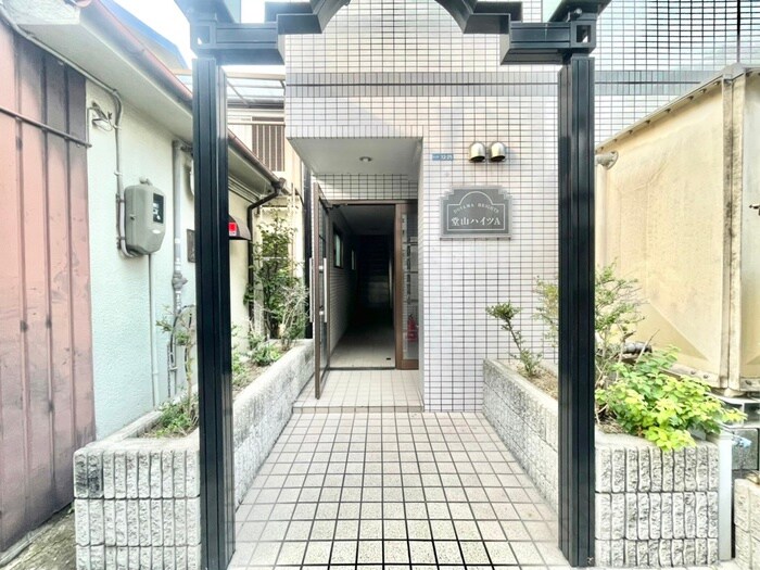 物件外観写真2　(エントランス部分)