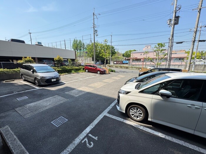 物件外観写真5　(駐車場)