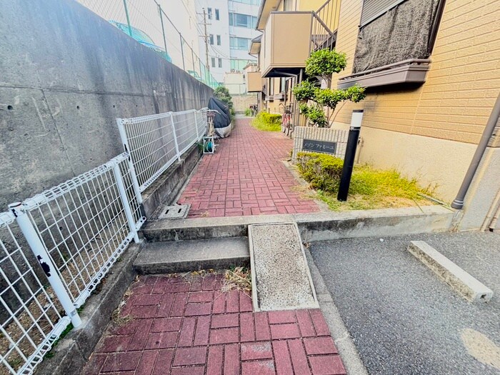 物件外観写真3　(エントランス部分)