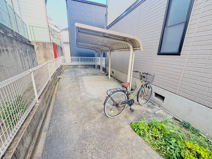 物件外観写真4　(駐輪場)