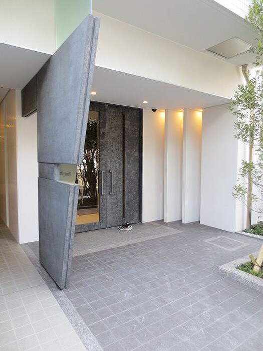 物件外観写真2　(エントランス部分)