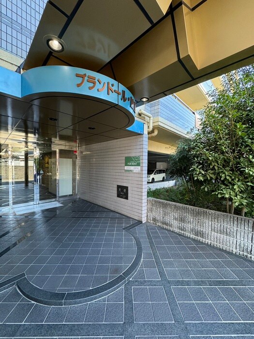 物件外観写真2　(エントランス部分)