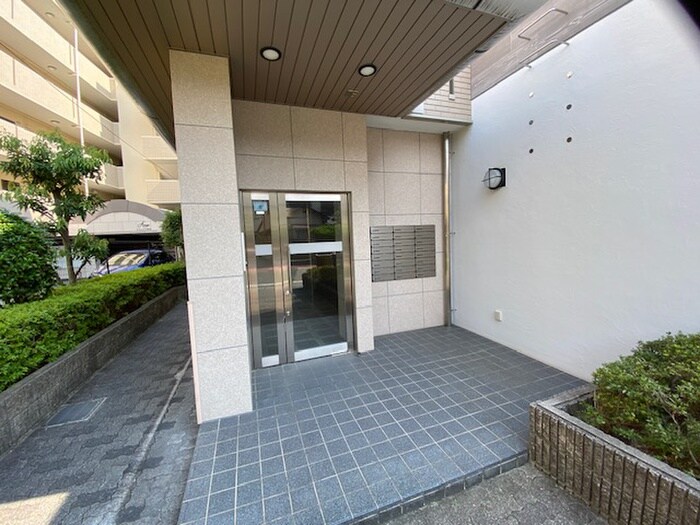 物件外観写真5　(エントランス部分)