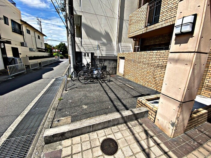 物件外観写真4　(駐車場)