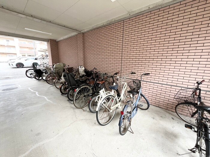 物件外観写真4　(駐輪場)