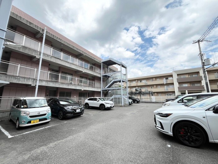 物件外観写真5　(駐車場)