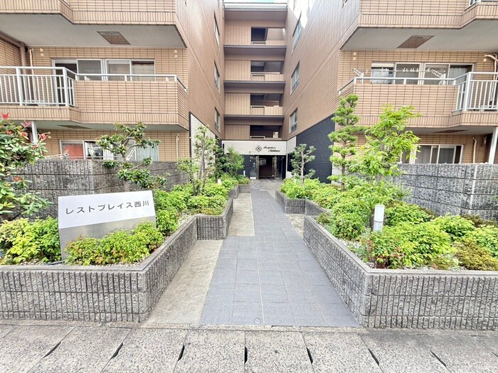 物件外観写真3　(エントランス部分)