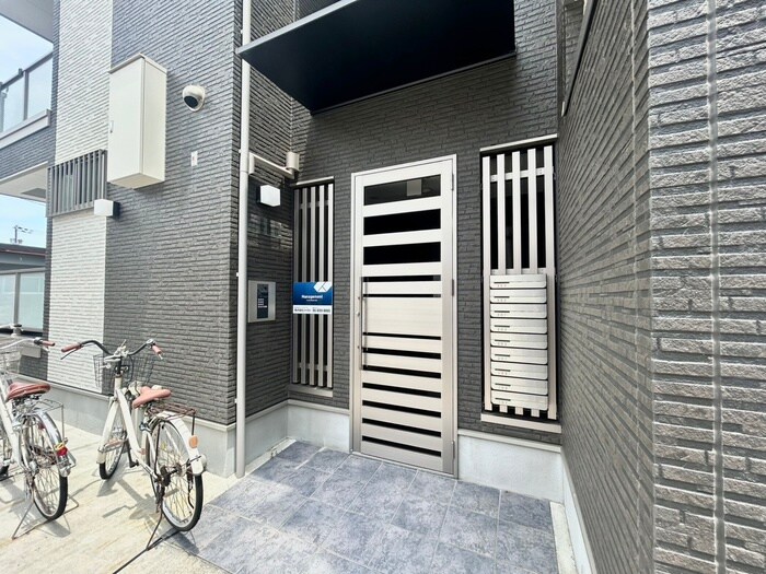 物件外観写真2　(エントランス部分)