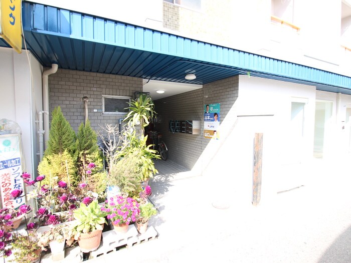 物件外観写真3　(エントランス部分)