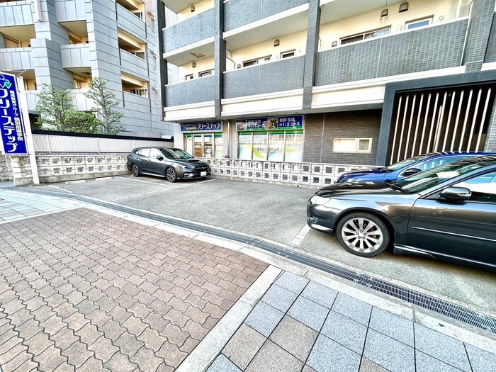 物件外観写真4　(駐車場)