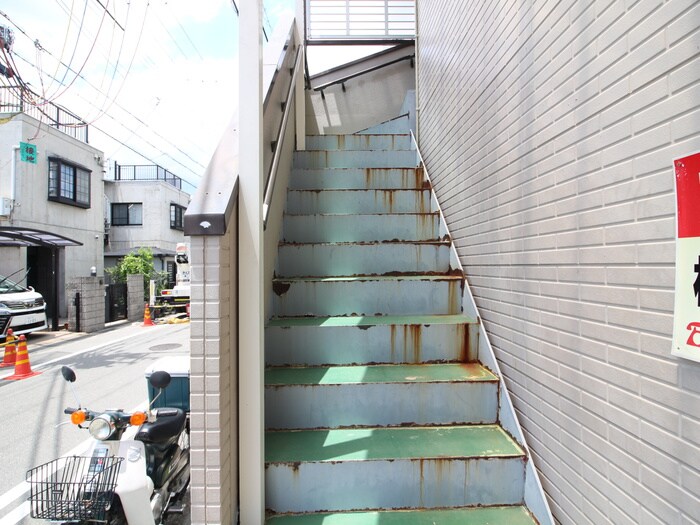 物件外観写真4　(エントランス部分)