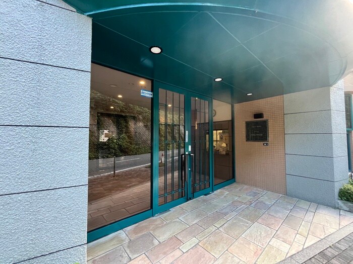 物件外観写真3　(エントランス部分)