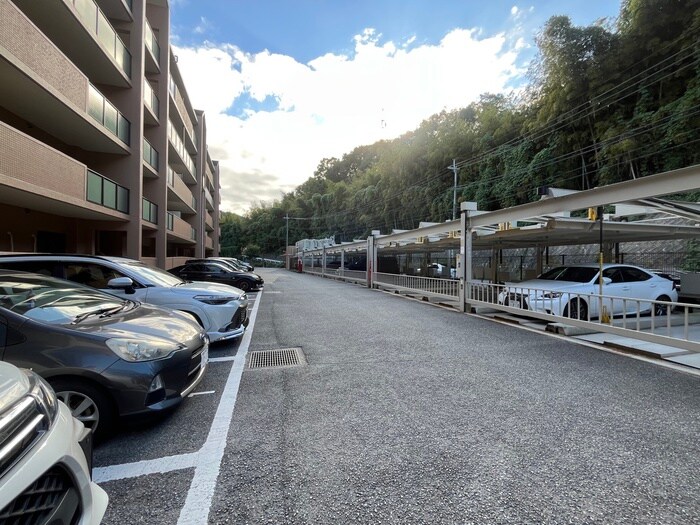 物件外観写真6　(駐車場)