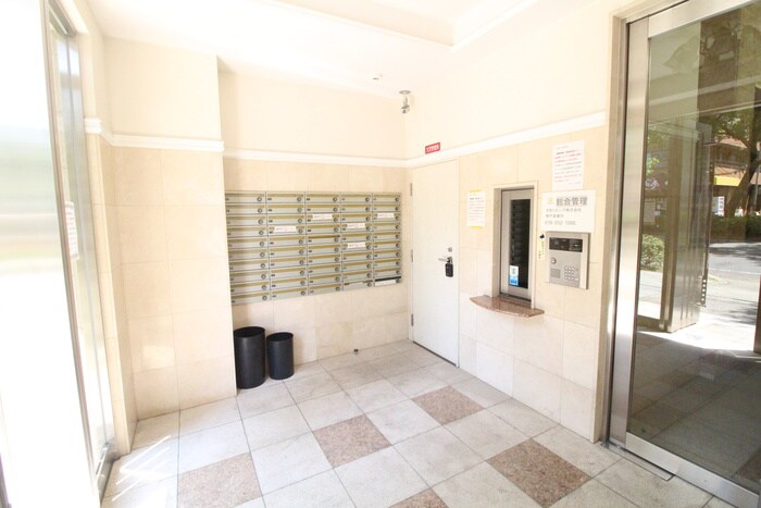 物件外観写真6　(エントランス部分)