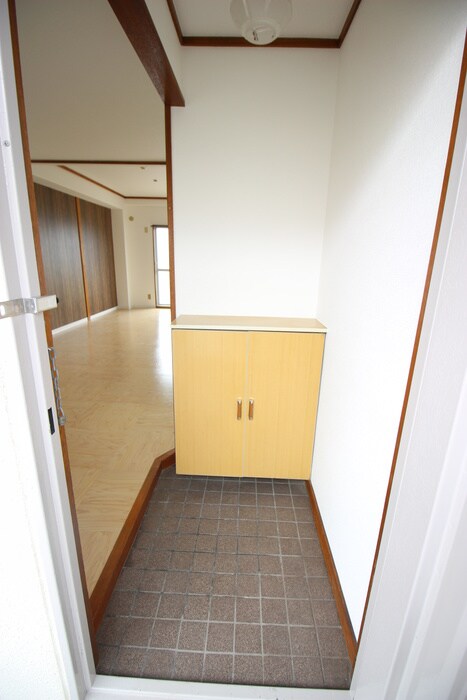 物件内観写真4　(玄関)