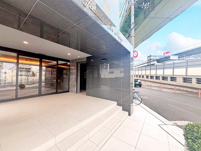 物件外観写真2　(エントランス部分)