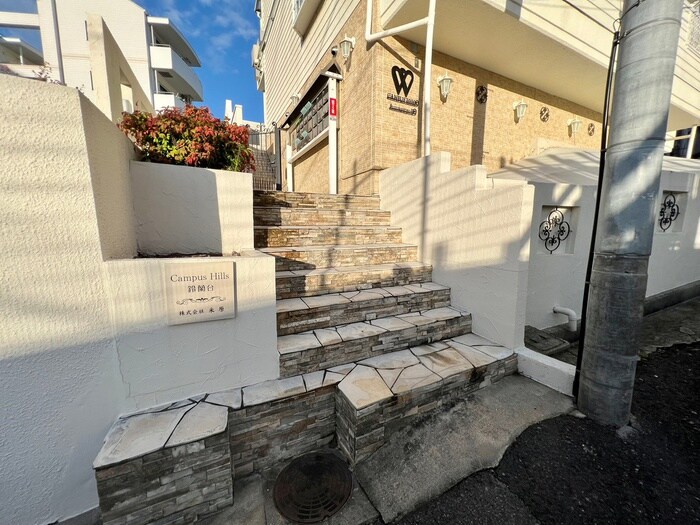 物件外観写真4　(エントランス部分)