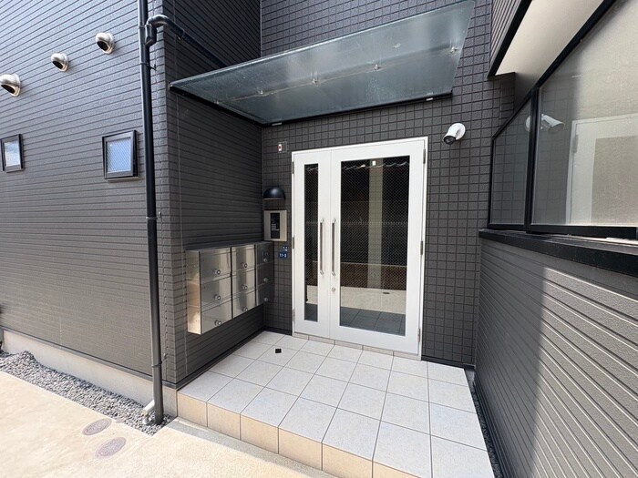 物件外観写真2　(エントランス部分)