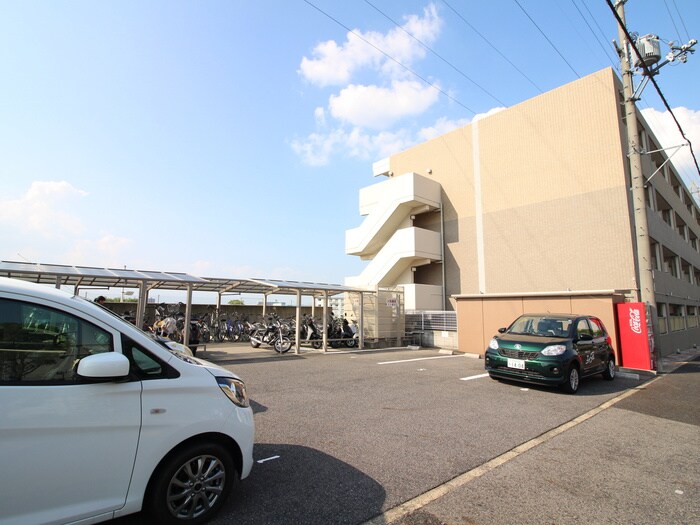 物件外観写真3　(駐車場)