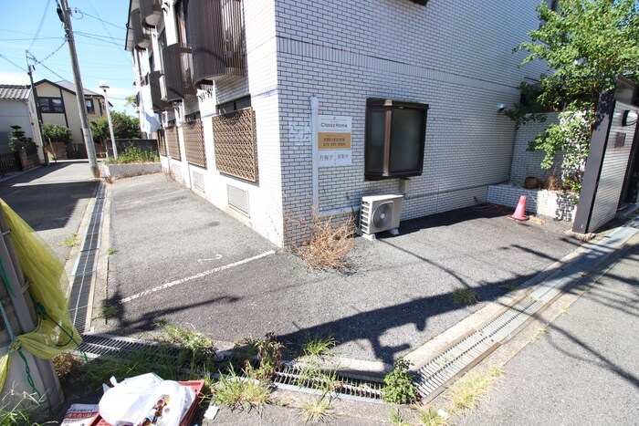 物件外観写真2　(駐車場)