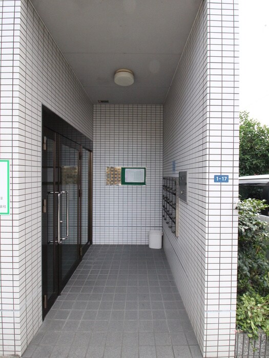 物件外観写真2　(エントランス部分)