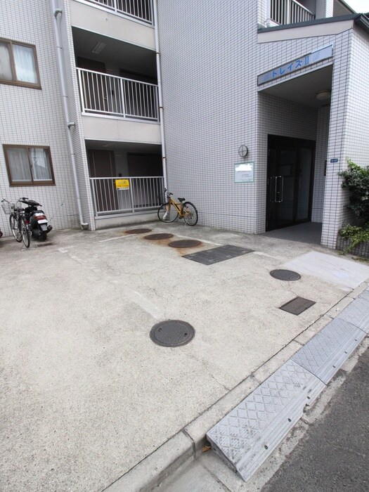 物件外観写真3　(駐車場)