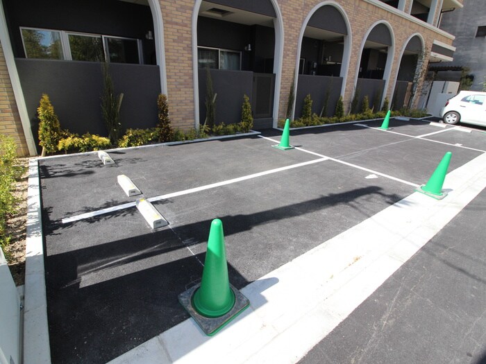 物件外観写真2　(駐車場)