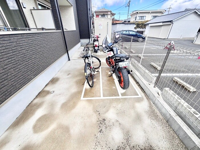物件外観写真3　(バイク置き場)