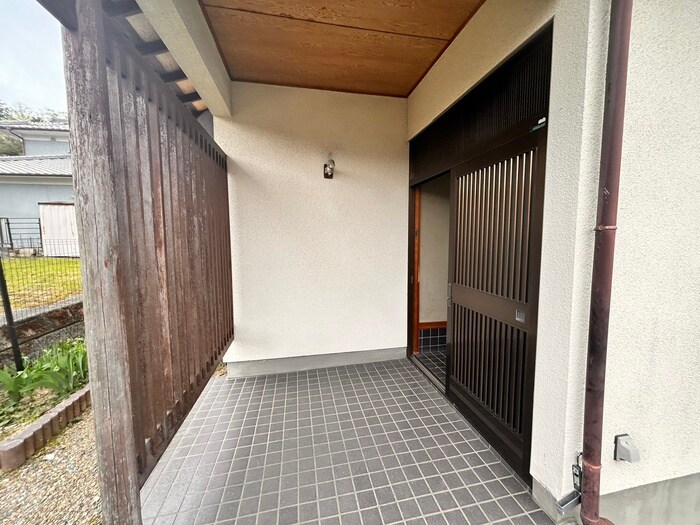 物件外観写真4　(エントランス部分)