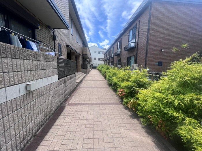 物件外観写真3　(エントランス部分)