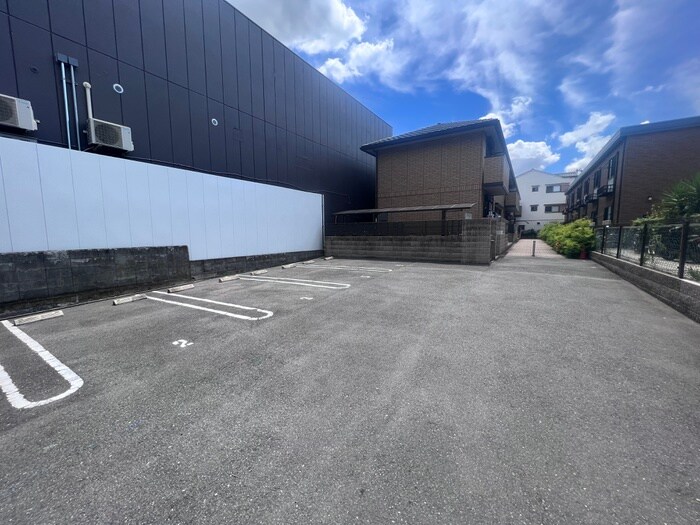 物件外観写真5　(駐車場)