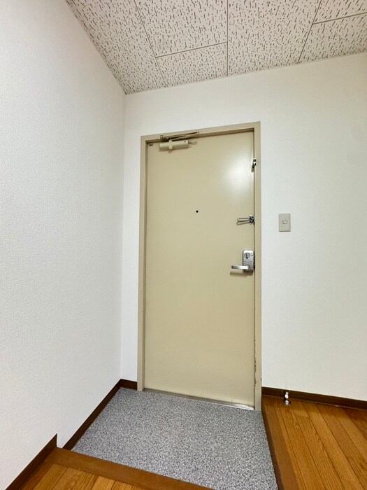物件内観写真12　(玄関)
