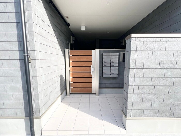 物件外観写真4　(エントランス部分)