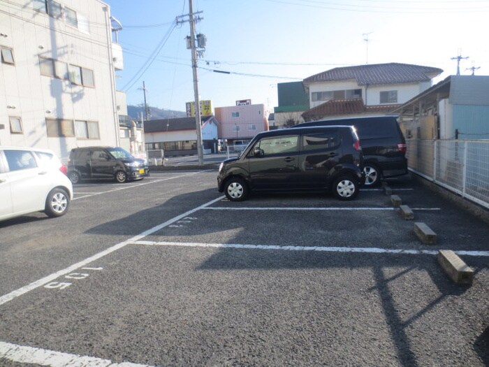 物件外観写真3　(駐車場)
