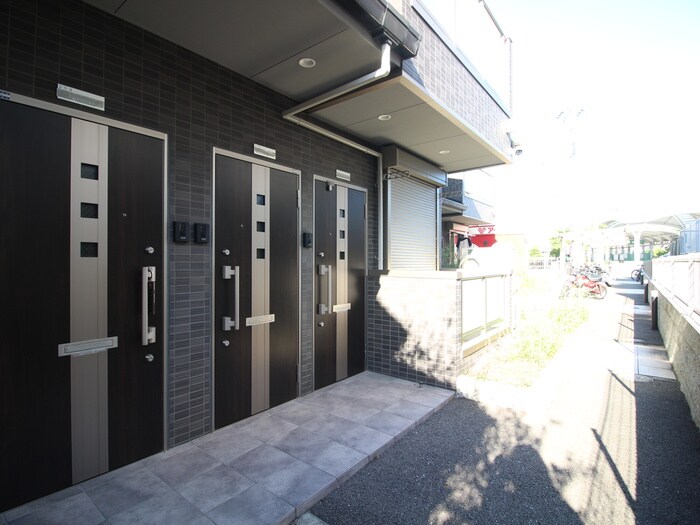 物件外観写真4　(エントランス部分)