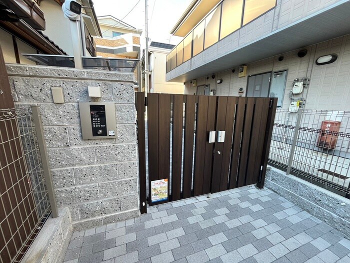 物件外観写真2　(エントランス部分)