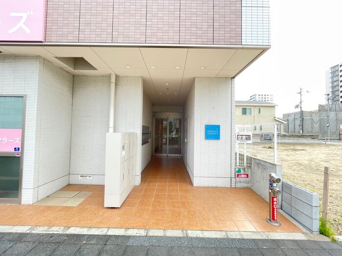 物件外観写真2　(エントランス部分)