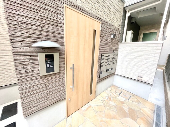 物件外観写真3　(エントランス部分)