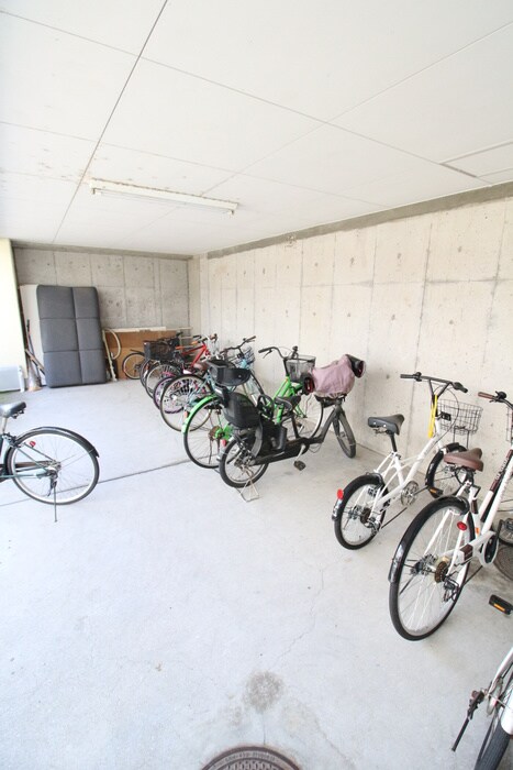 物件外観写真4　(駐輪場)