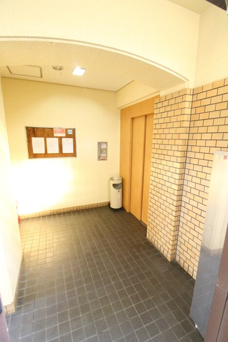 物件外観写真6　(エントランス部分)