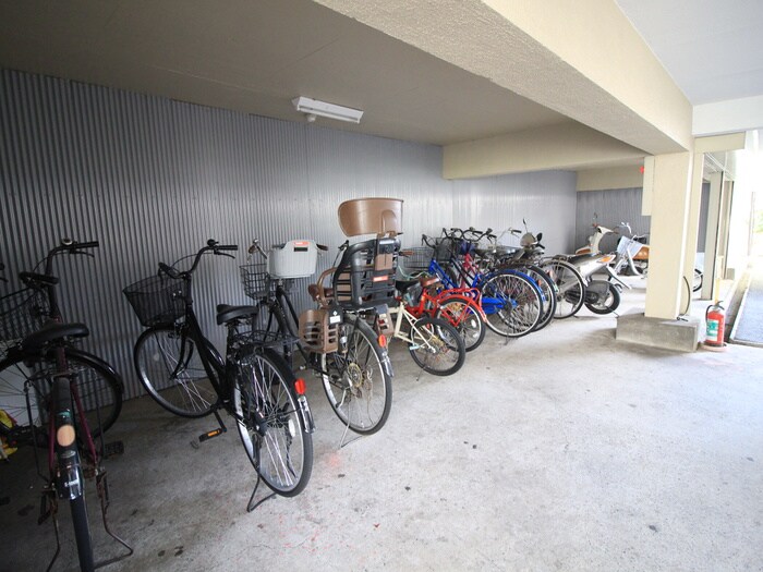物件外観写真4　(駐輪場)