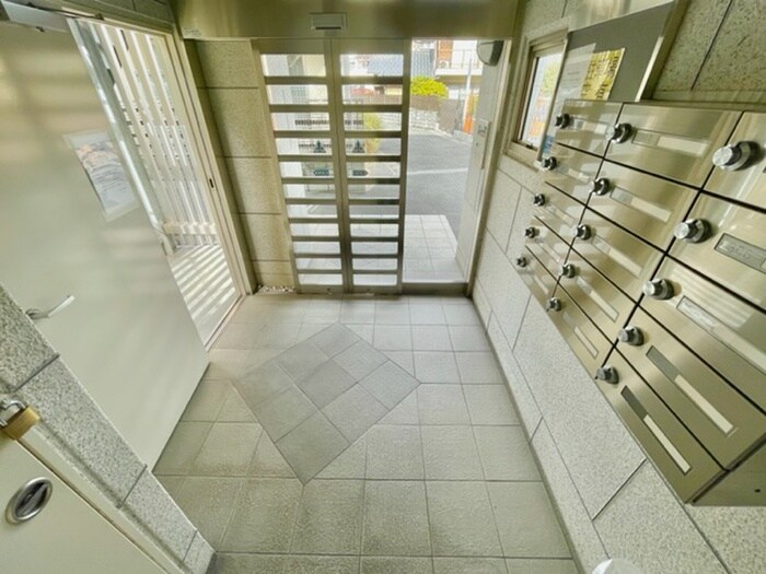 物件外観写真2　(エントランス部分)