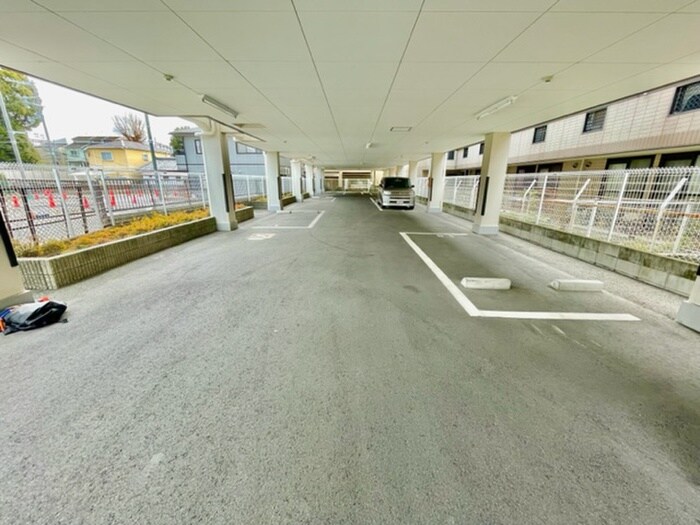 物件外観写真4　(駐車場)