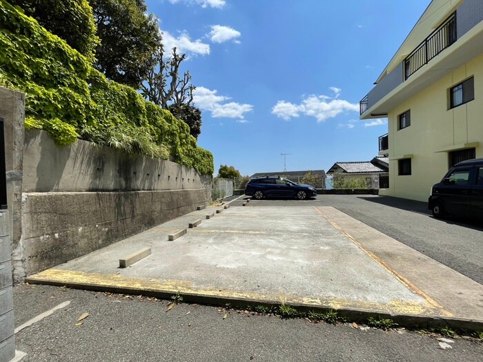 物件外観写真4　(駐車場)