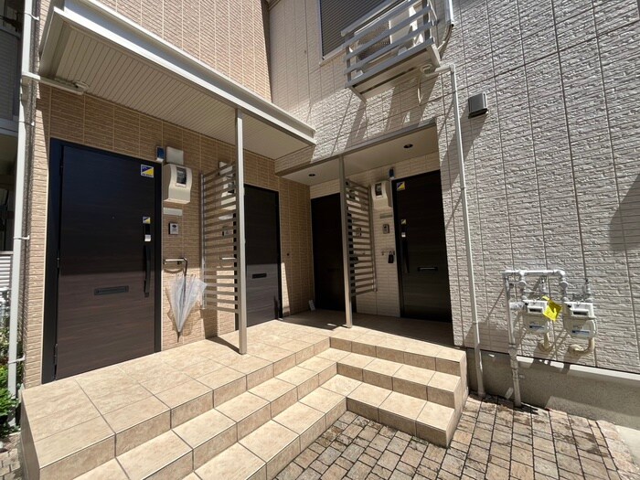 物件外観写真2　(エントランス部分)