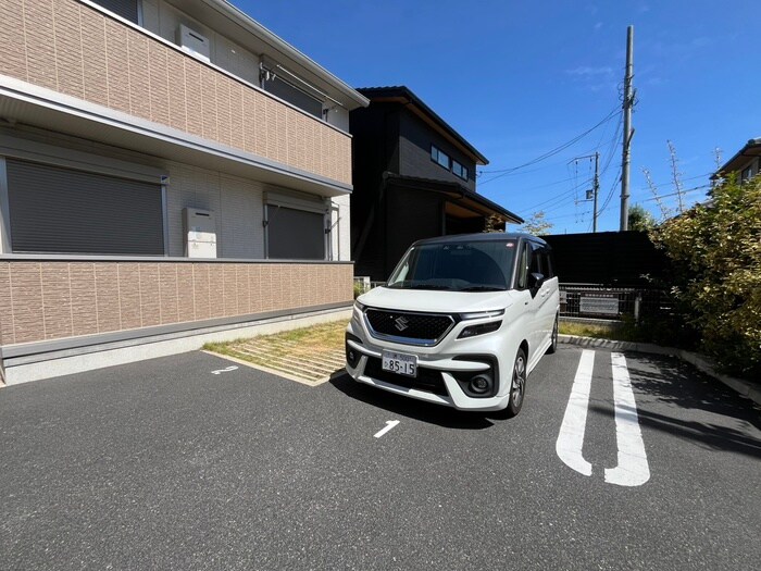 物件外観写真3　(駐車場)