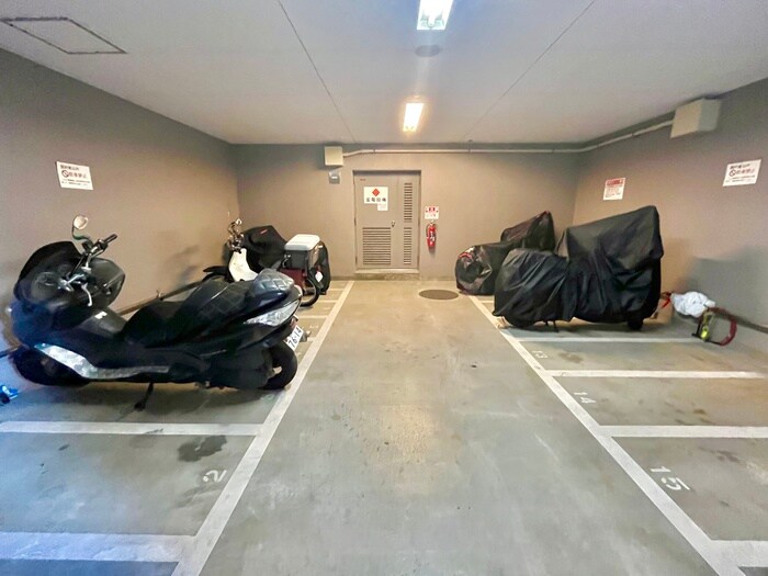 物件外観写真4　(バイク置き場)