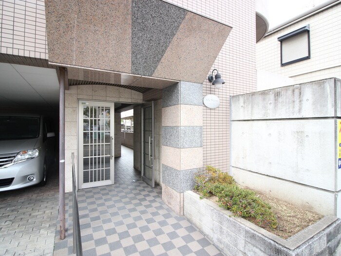 物件外観写真4　(エントランス部分)