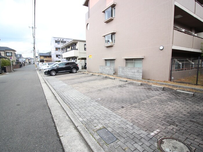 物件外観写真6　(駐車場)