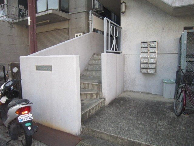 物件外観写真3　(エントランス部分)
